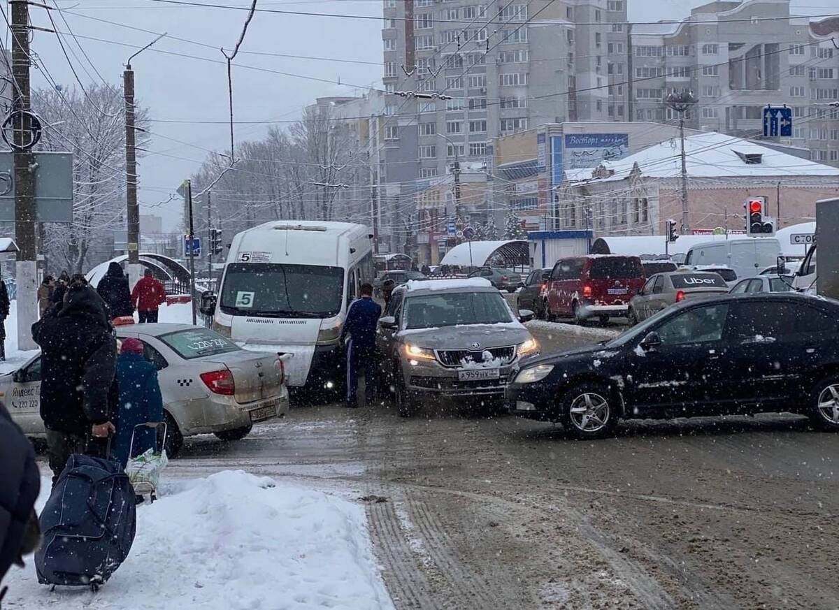 В Брянске у автовокзала маршрутка №5 попала в ДТП | 27.12.2022 | Брянск -  БезФормата