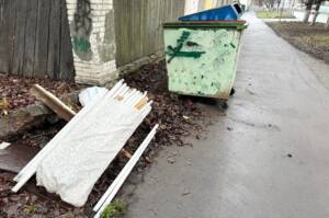 «Смерть в мешке»: кто-то выбросил ртутные лампы на помойку в центре Брянска