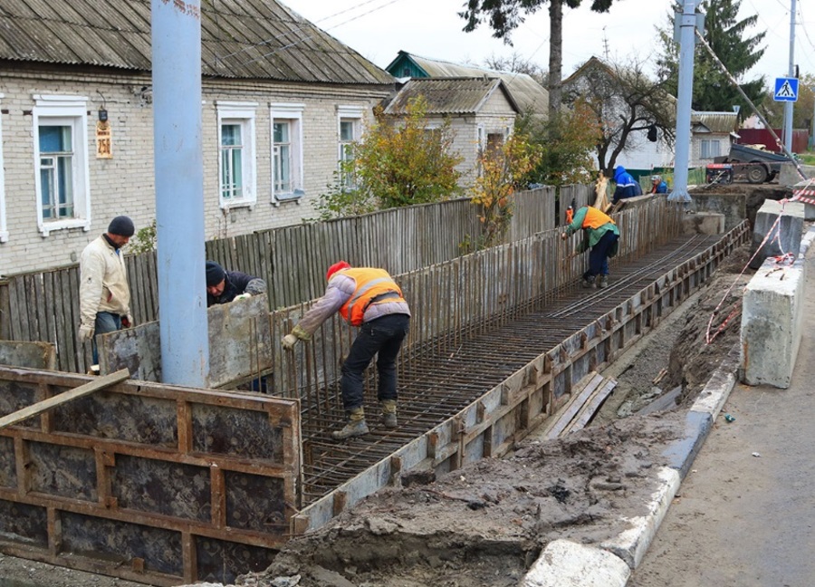 В Брянске на Городищенской горке возводят бетонную стену