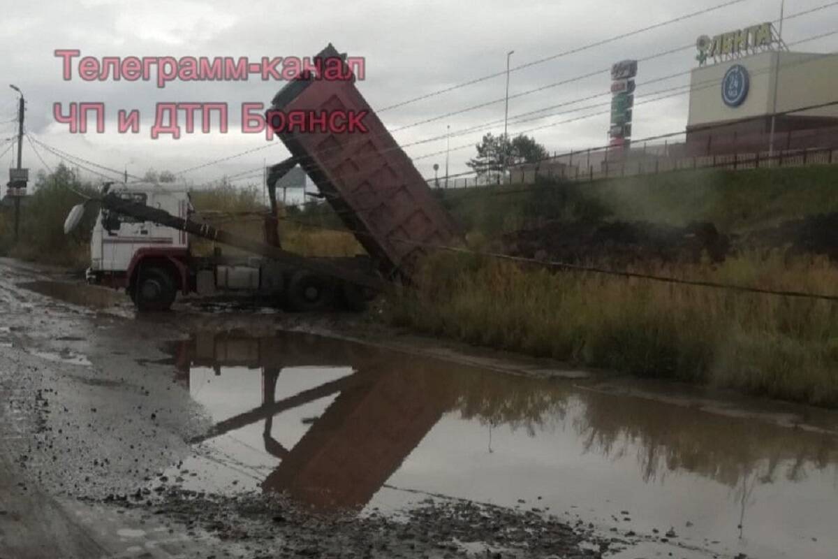 В Брянске возле «Аэропарка» самосвал с поднятым кузовом повредил столб с проводами