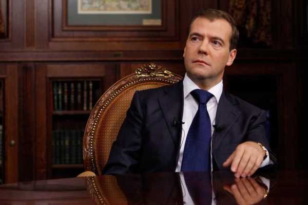 Медведев считает, что необходимо ввести более гибкие формы рабочего времени