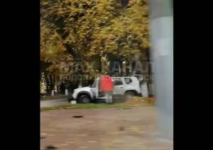 В Брянске на улице Куйбышева водитель кроссовера пробил ограждение