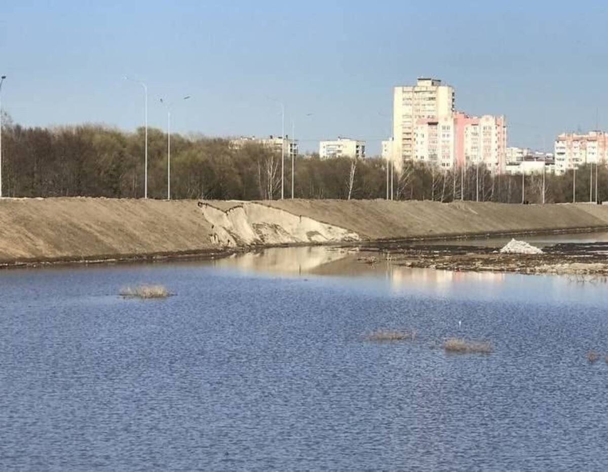 В Брянске частично смыло дамбу в микрорайоне Деснаград | 06.04.2024 | Брянск  - БезФормата