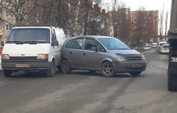 В Брянске не разъехались две машины на улице Транспортной