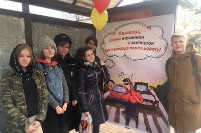 В Брянске на остановках повесили детские рисунки с нарушителями