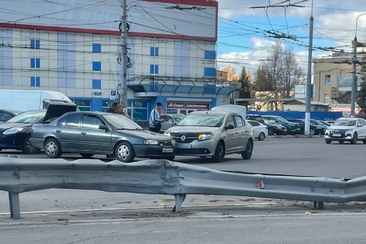 В Брянске на «Полтиннике» две легковушки попали в аварию