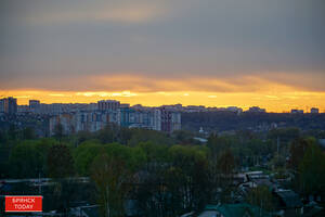 Закат догорал в партере китайским веером, и туча клубилась, как крышка концертного фортепьяно