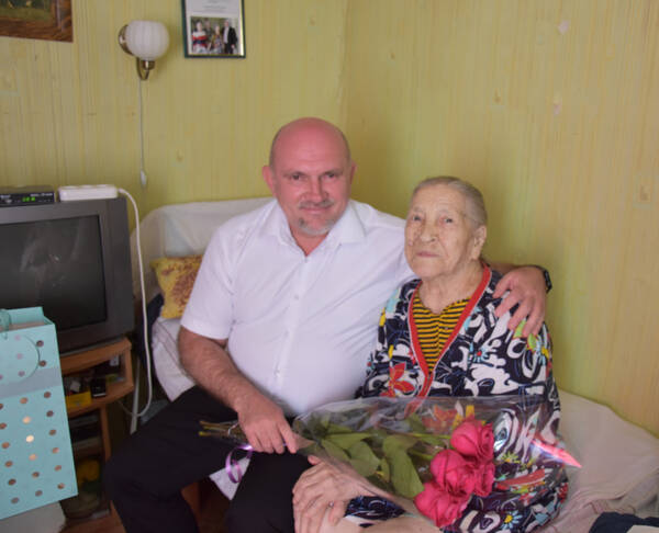 В Дятькове со 100-летним юбилеем поздравили ветерана Евгению Александровну Малахову