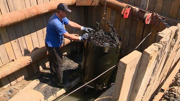 В Клинцах продолжается ремонт канализационного коллектора