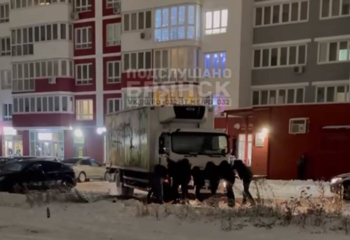 В Брянске прохожие помогли вытолкать застрявший в снегу у «Пятерочки» грузовик