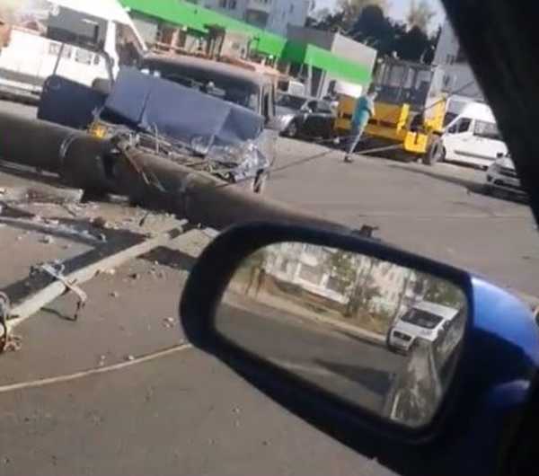 В Брянске столб рухнул на дорогу и раздавил автомобиль