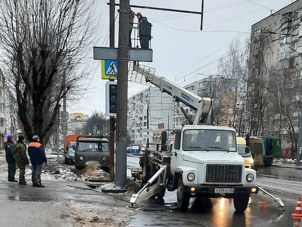 Установка брянск. Светофор Брянск Бежица. Бежица Березка остановка. Остановка Березка Брянск Бежица. Брянск светофоры на улицах Бежицы в Брянске фото.