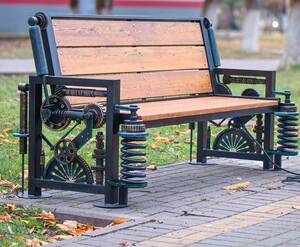 В Брянске в парке ДК железнодорожников появилась уникальная скамейка