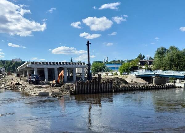 В Брянске на набережной стали возводить восьмую опору нового моста