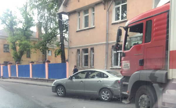В Брянске грузовик врезался в легковушку перед переездом на Почтовой