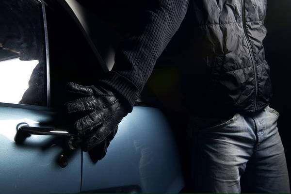 В Карачевском районе юношу осудят за кражу машины из гаража
