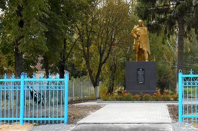 Под Почепом отреставрировали памятник погибшим красноармейцам‍