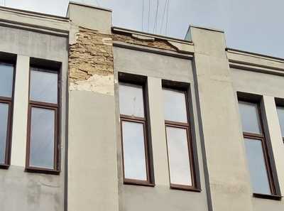 В Брянске со здания «Почты» кирпичи грозят рухнуть на прохожих