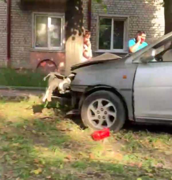 В Брянске автомобиль вылетел на газон и врезался в дерево