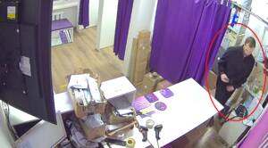 В Брянске сотрудник ПВЗ украл товаров на 300 тысяч рублей