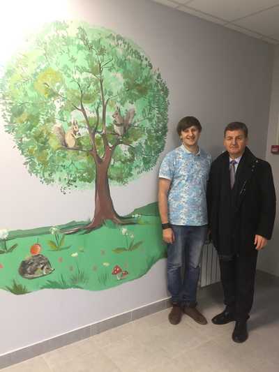 Брянский художник украсил стены новой поликлиники в Супонево