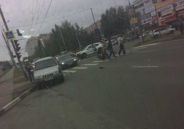 В Брянске возле ТЦ «Домино» столкнулись 2 автомобиля