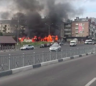 В Брянске сняли на видео крупный пожар возле гипермаркета «Линии»