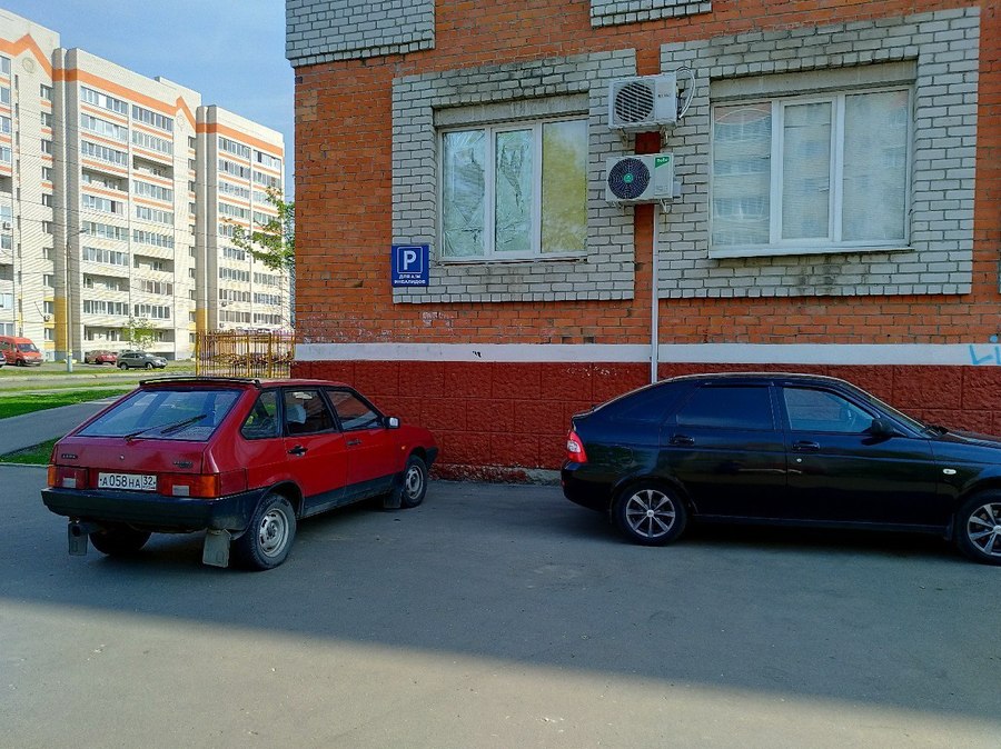 В Брянске возле поликлиники №2 водителя заподозрили в автохамстве