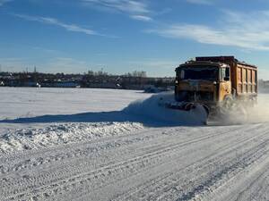 На трассах Брянской области продолжается уборка снега и обработка реагентами
