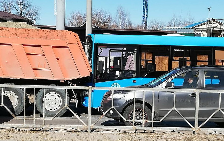 В Брянске ищут видео столкновения автобуса №27 с грузовиком 