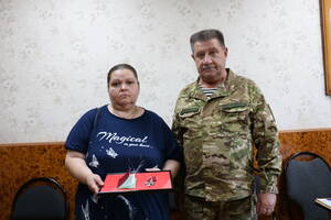 В Стародубе вдове бойца СВО вручили орден Мужества