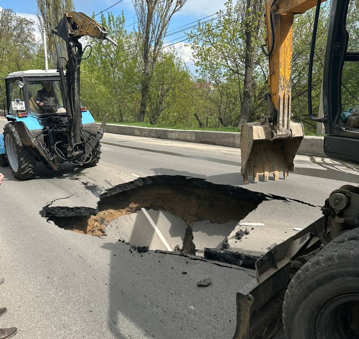 В Брянске на Урицкого провалилась часть дороги | 26.04.2023 | Брянск -  БезФормата