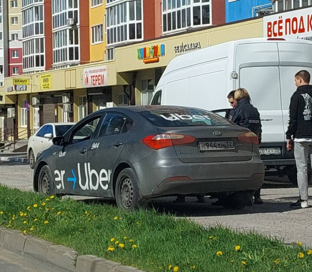 В Советском районе Брянска на улице Костычева внезапно скончался водитель  такси Uber