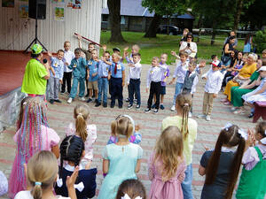 В Брянске 40 будущих первоклашек снабдили ранцами c канцтоварами