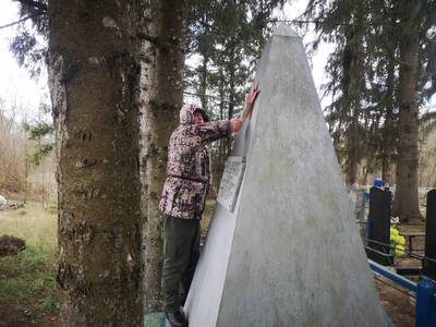 Трубчевские лесники благоустроили памятник в деревне Старая Непорень