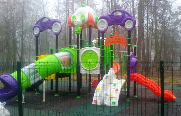 В брянском посёлке Локоть установили детскую площадку в парке