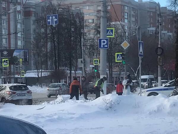 В Брянске сотрудники ГИБДД помогли вытолкать застрявшие в снегу авто