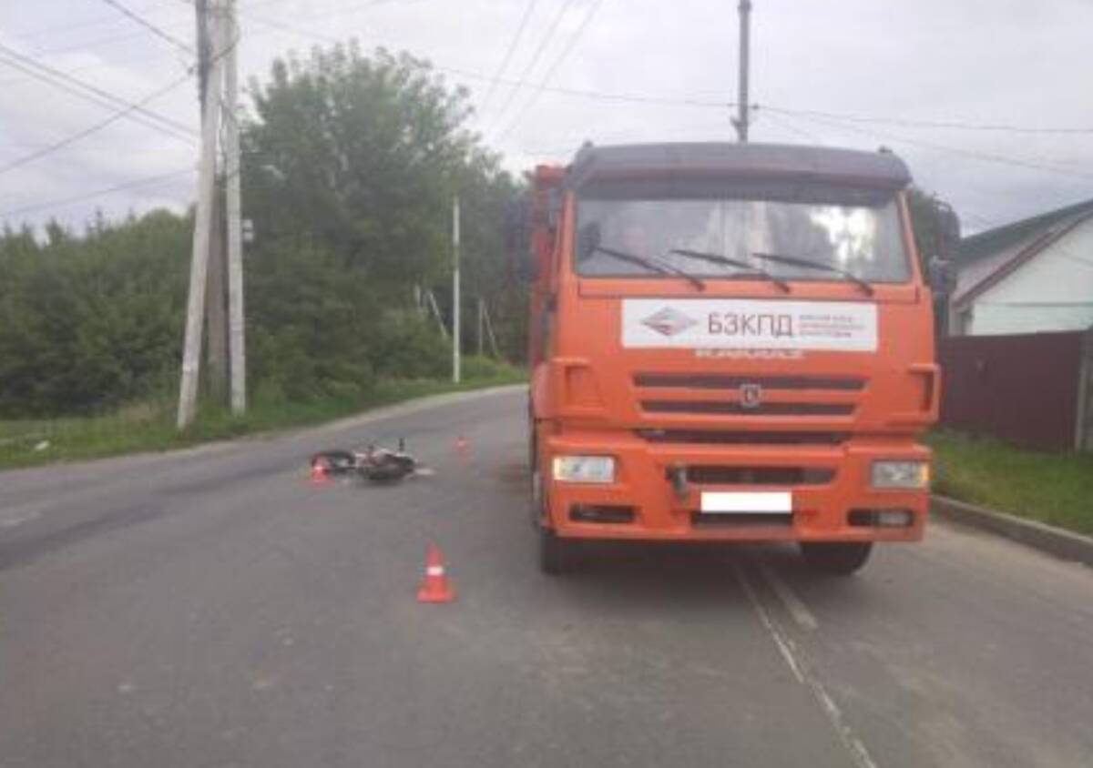 В Брянске водитель питбайка въехал в КАМАЗ и покалечился