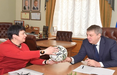Брянскому губернатору Богомазу подарили особенный мяч