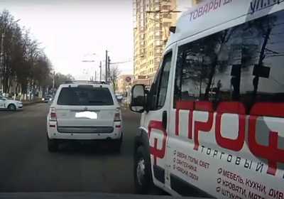 В Брянске сняли на видео наглого маршрутчика