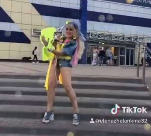 В Брянске дама устроила яркие танцы возле ТРЦ «Бум-Сити»