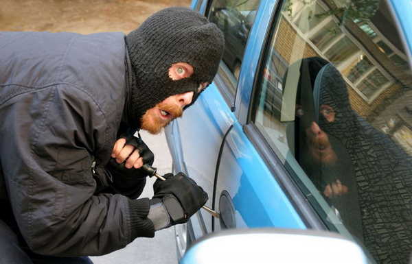 В Брянске из машины украли телефон, регистратор и деньги