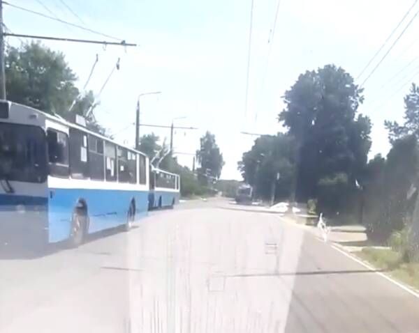 В Брянске на улице Бежицкой троллейбусы встали на дороге