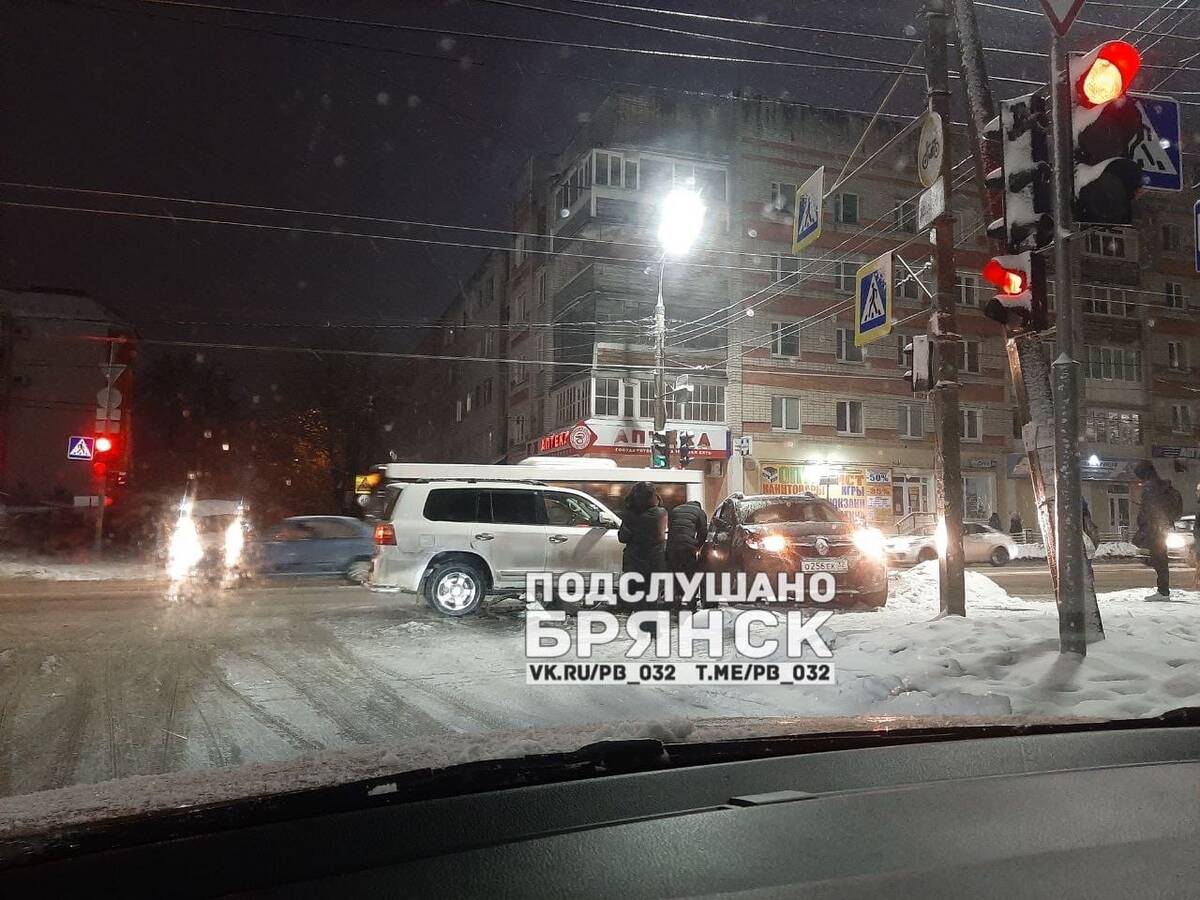 В Брянске 2 внедорожника попали в ДТП на улице Дуки