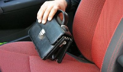 В Навле у пенсионера из машины украли борсетку с деньгами и документами