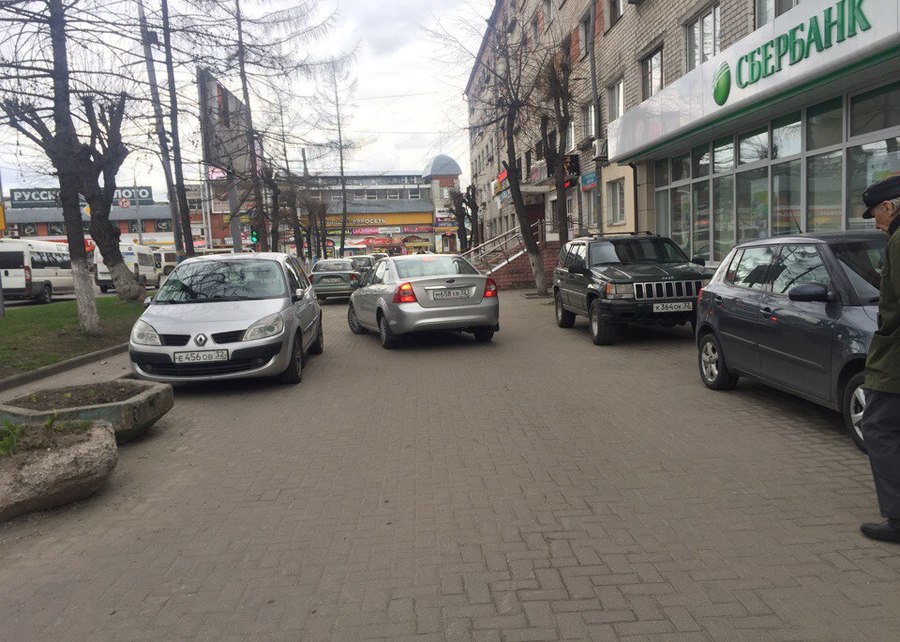 В Брянске наглые водители захватывают тротуары