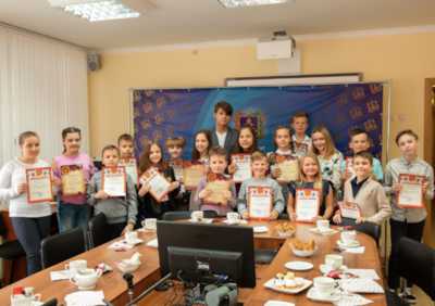 Брянских школьников наградили за участие в полуфинале детского КВН