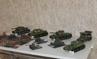В брянской колонии №1 открылась выставка военной техники
