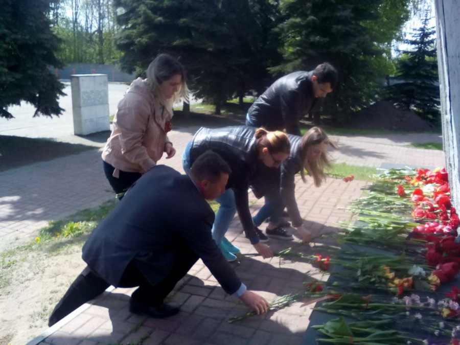 Брянцы к «Самолёту» несут цветы в память о погибших в Шереметьево