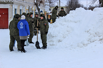 В Почепе солдаты и молодогвардейцы сделают безопасной снежную горку